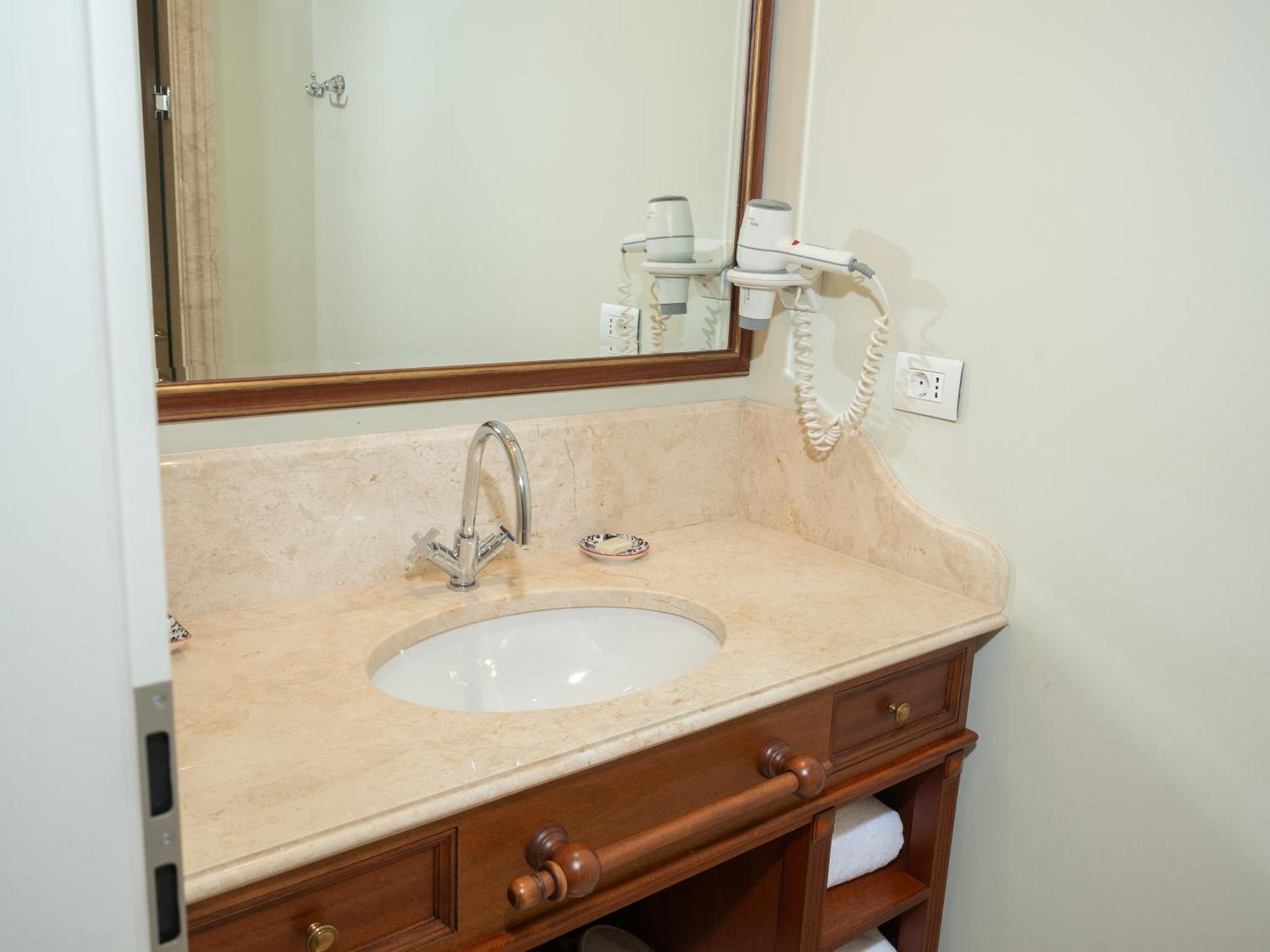Ebel Boutique Hotel Tiranë Ngoại thất bức ảnh