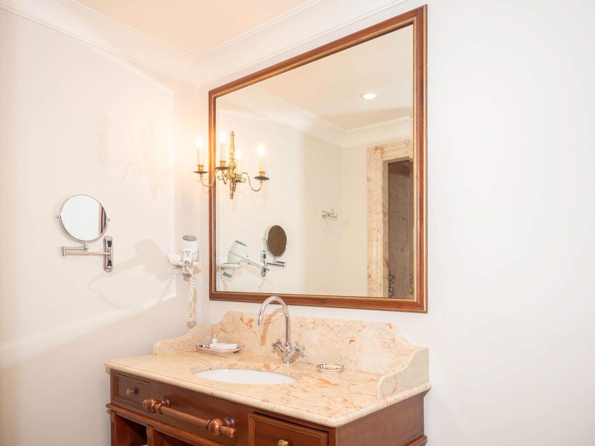 Ebel Boutique Hotel Tiranë Ngoại thất bức ảnh