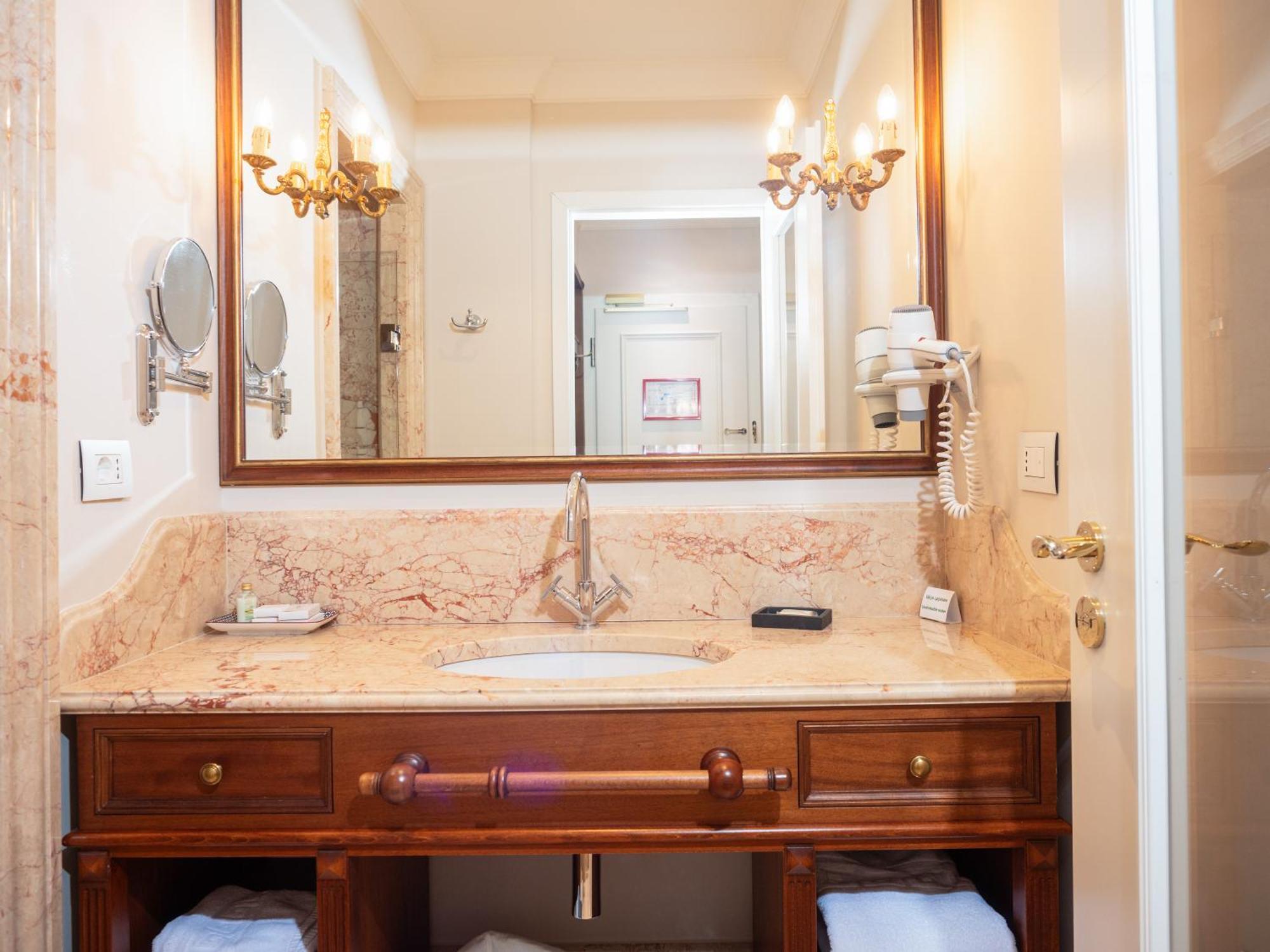 Ebel Boutique Hotel Tiranë Ngoại thất bức ảnh